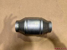 Load image into Gallery viewer, MAGNAFLOW OEM GRADE FEDERAL/EPA COMPLIANT UNIVERSAL CATALYTIC CONVERTER CLEARANCE

